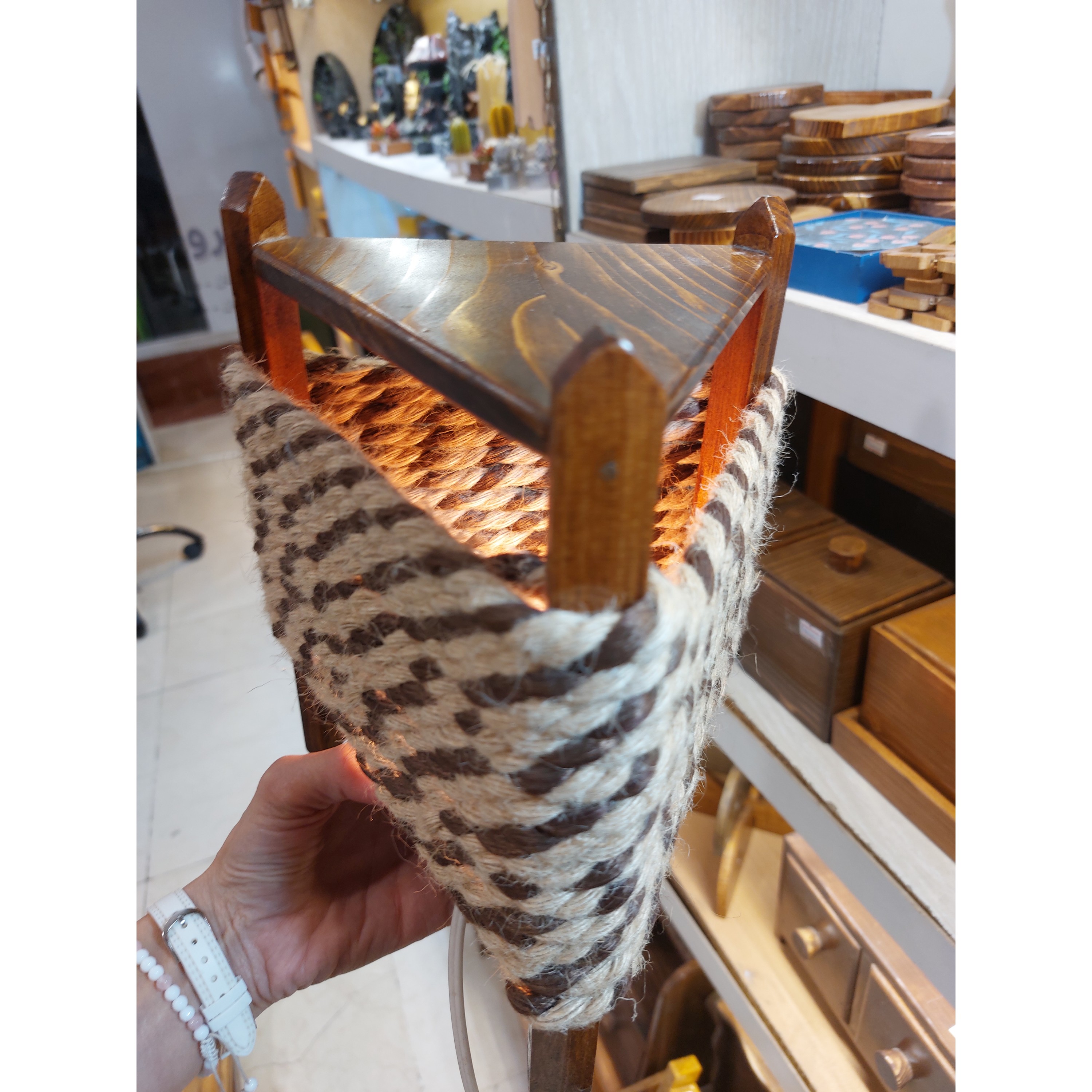 چراغ خواب مثلثی کنف دار چوبی دستساز